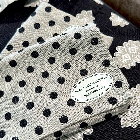 NWT set of 2 Blk Medallion reversible linen placemats w/2Matching Lg napkins NEW - Picture 3 of 8